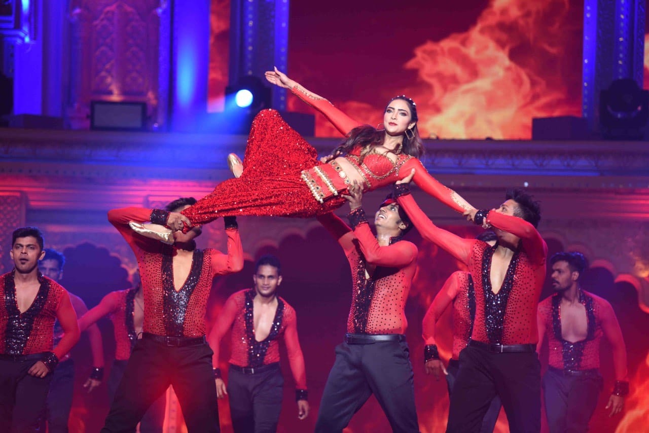 Kumkum Bhagya Fame Actress Pooja Banerjee Dance On Nora Fatehi Garmi Song In Zee Rishtey Awards 2020