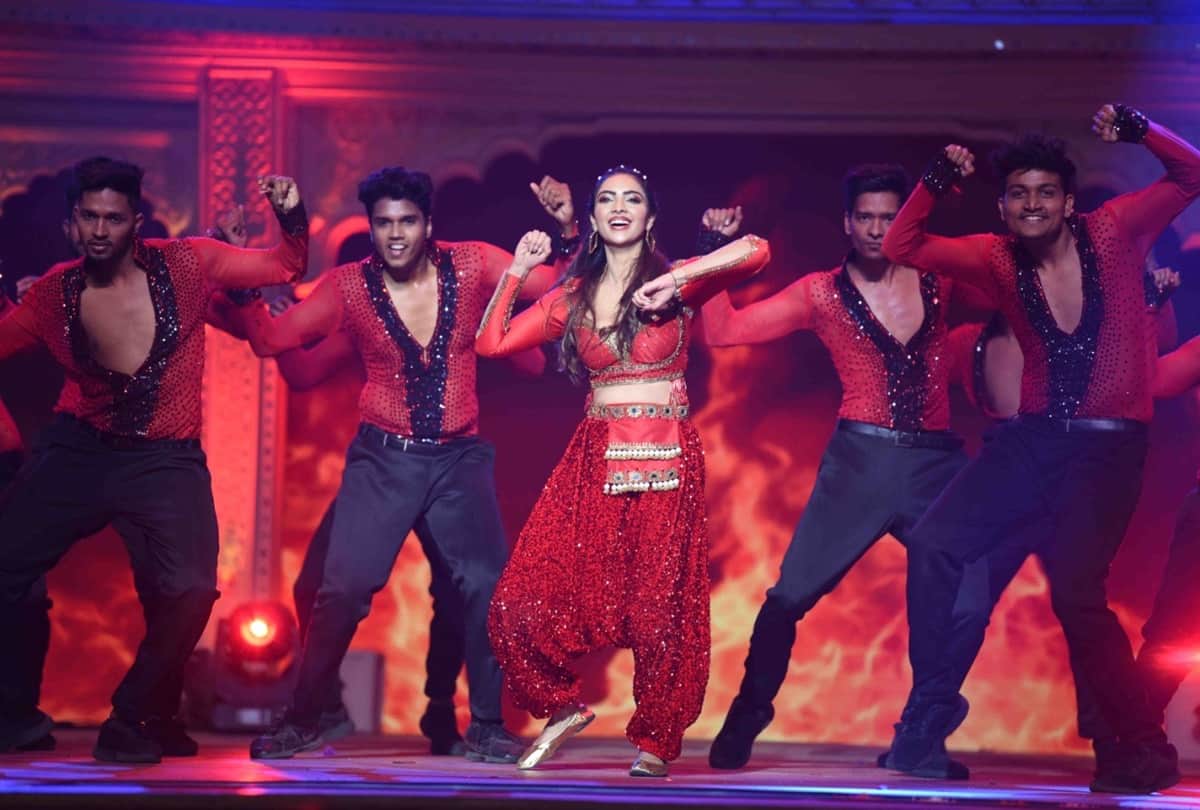 Kumkum Bhagya Fame Actress Pooja Banerjee Dance On Nora Fatehi Garmi Song In Zee Rishtey Awards 2020