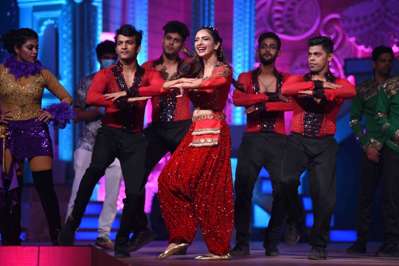 Kumkum Bhagya Fame Actress Pooja Banerjee Dance On Nora Fatehi Garmi Song In Zee Rishtey Awards 2020