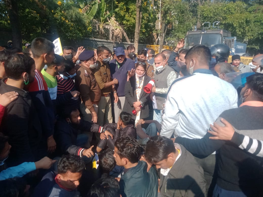 uttarakhand news :  teacher and student leader protest against umbrella act