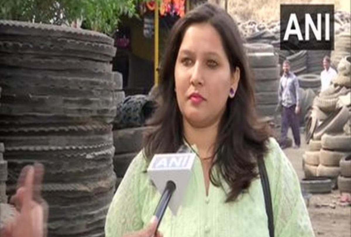pune women pooja badamikar make footwear with help of scrap tyres
