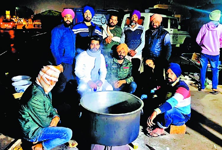 Farmer Protest : Even in cold, farmers stay on dharna at singhu border