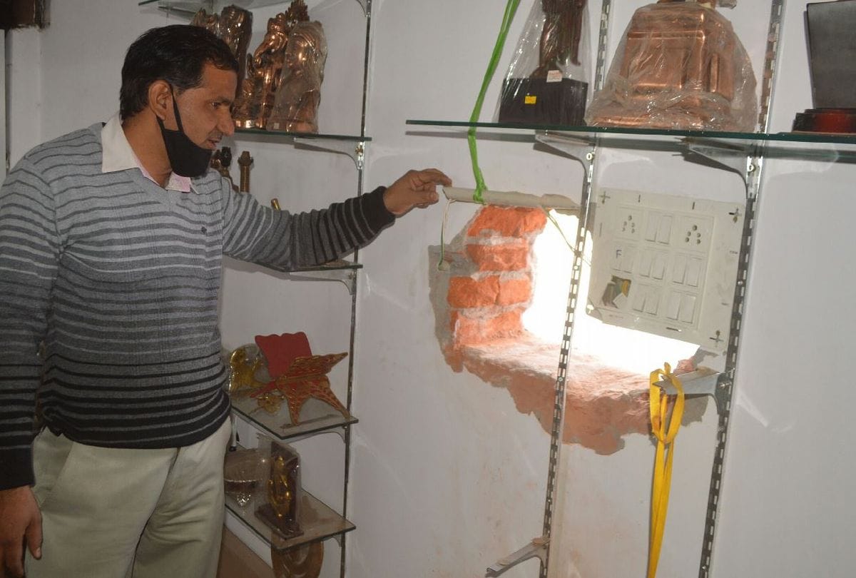 Six Lakh Idols Stolen From Handicraft Showroom CCTV Cameras Closed