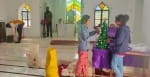 सिसवा कस्बे के बिंदवालियां में स्थित सेंट एंड्रयूज चर्च में क्रिसमस की तैयारी करते लोग।