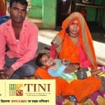 गढ़मऊ गांव निवासी सुलतान की तीन साल की पुत्री स्वीकृति के पैर बेजान हो चुके हैं। इस कारण वह खड़ी नहीं हो पाती