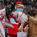 बाजार में सजी सांता क्लॉज की ड्रेस।
