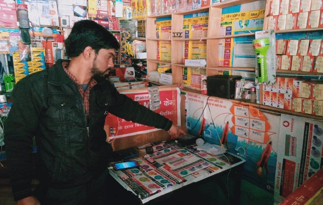 Cash mobile, laptop stolen from mobile shop