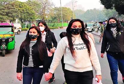 दिन में खिल रही है धूप...