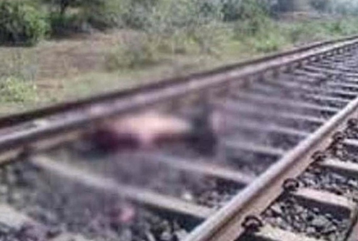 man lost his life by jumping in front of the train