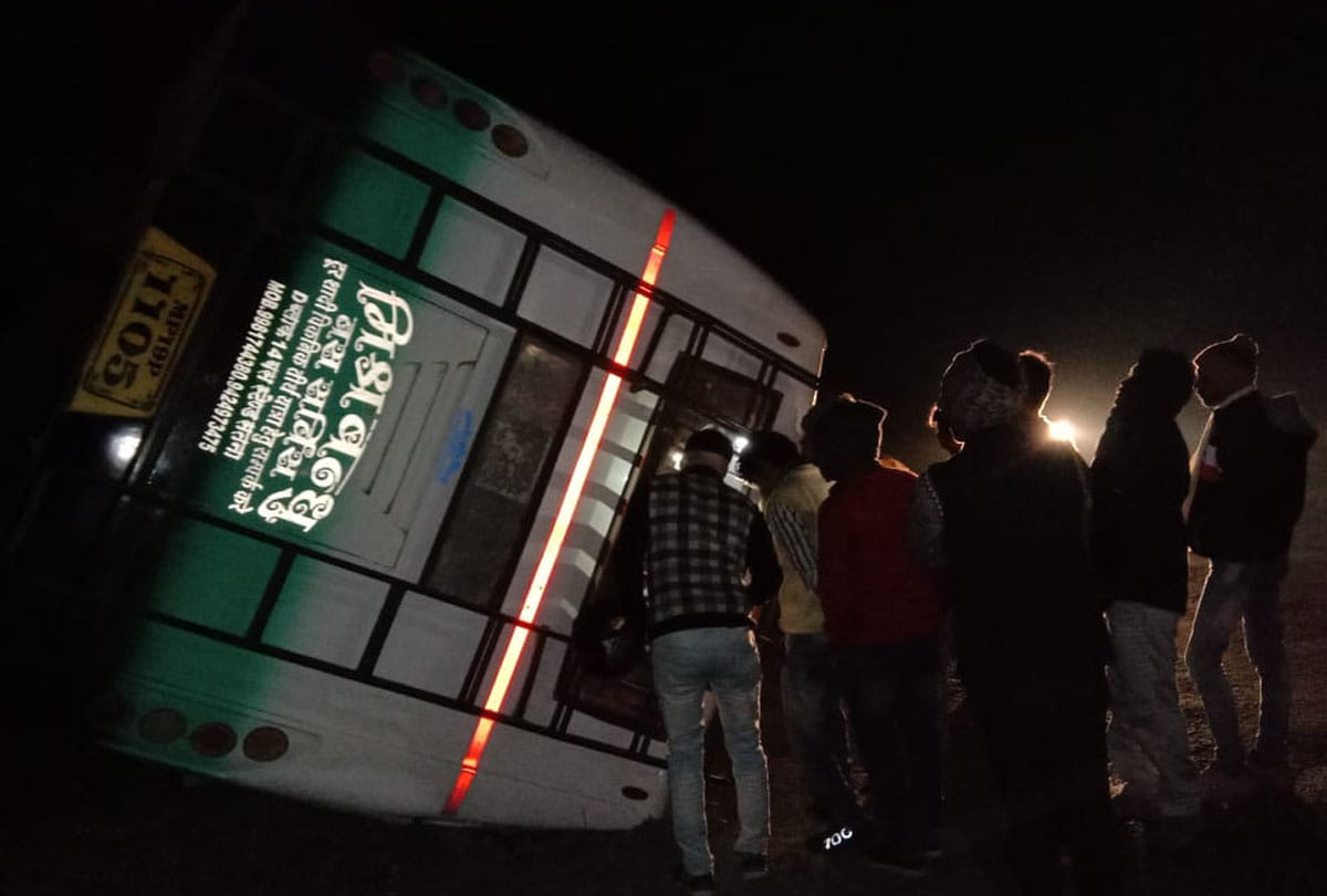 Bus overturned in valley, driver died, more than 30 passengers injured