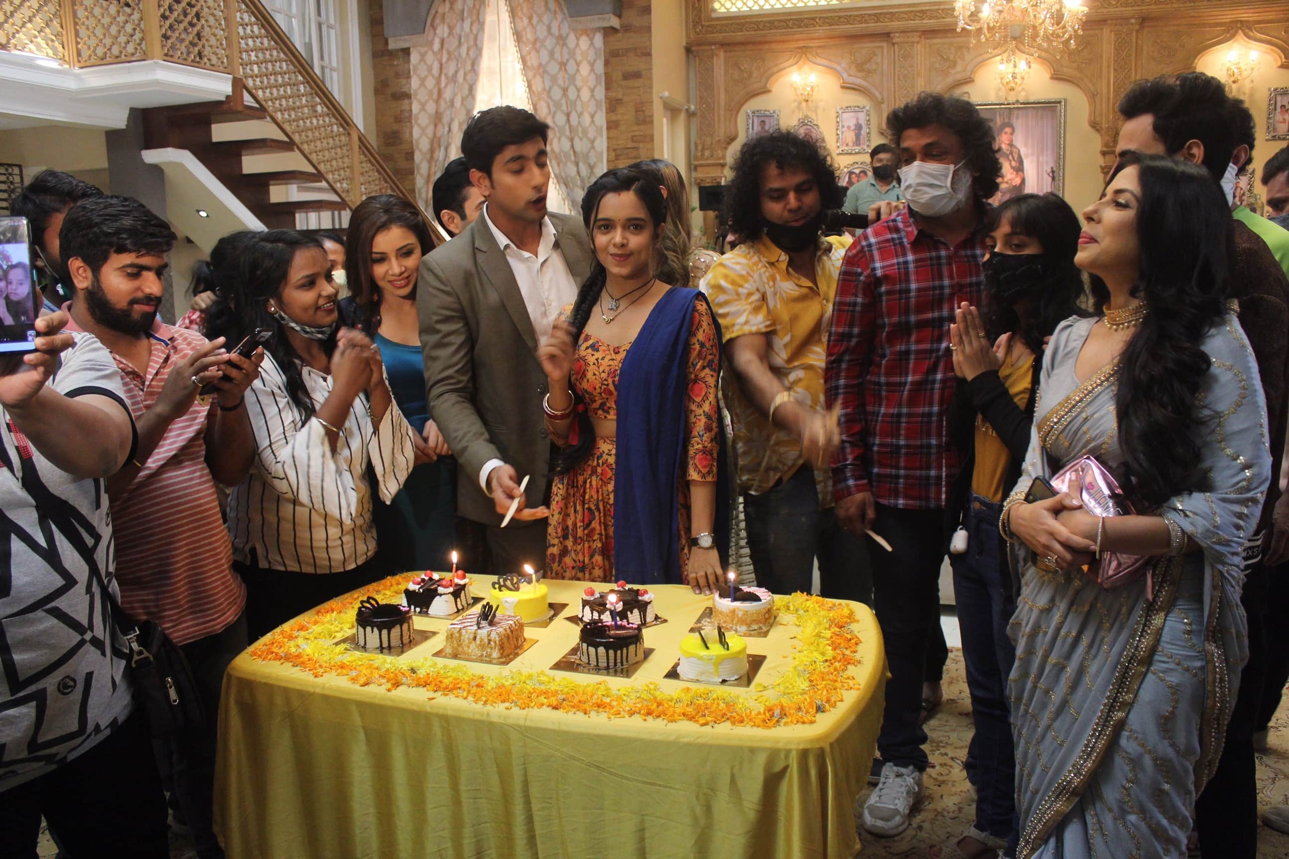 Zee TV new show Apna Time Bhi Aayega and Hamari Wali Good News has complete 50 episodes amar ujala organized Consumer Connect activities for these shows