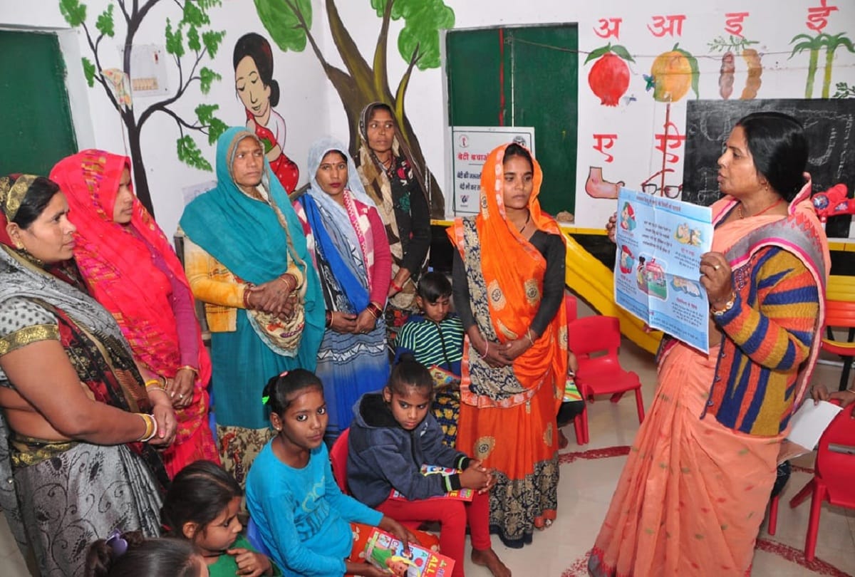 दिगारा आंगनवाड़ी केंद्र में बच्चों के अभिभावकों को पोषण संबंधी जानकारी देतीं आंगनबाड़ी कार्यकर्ता रेखा यादव