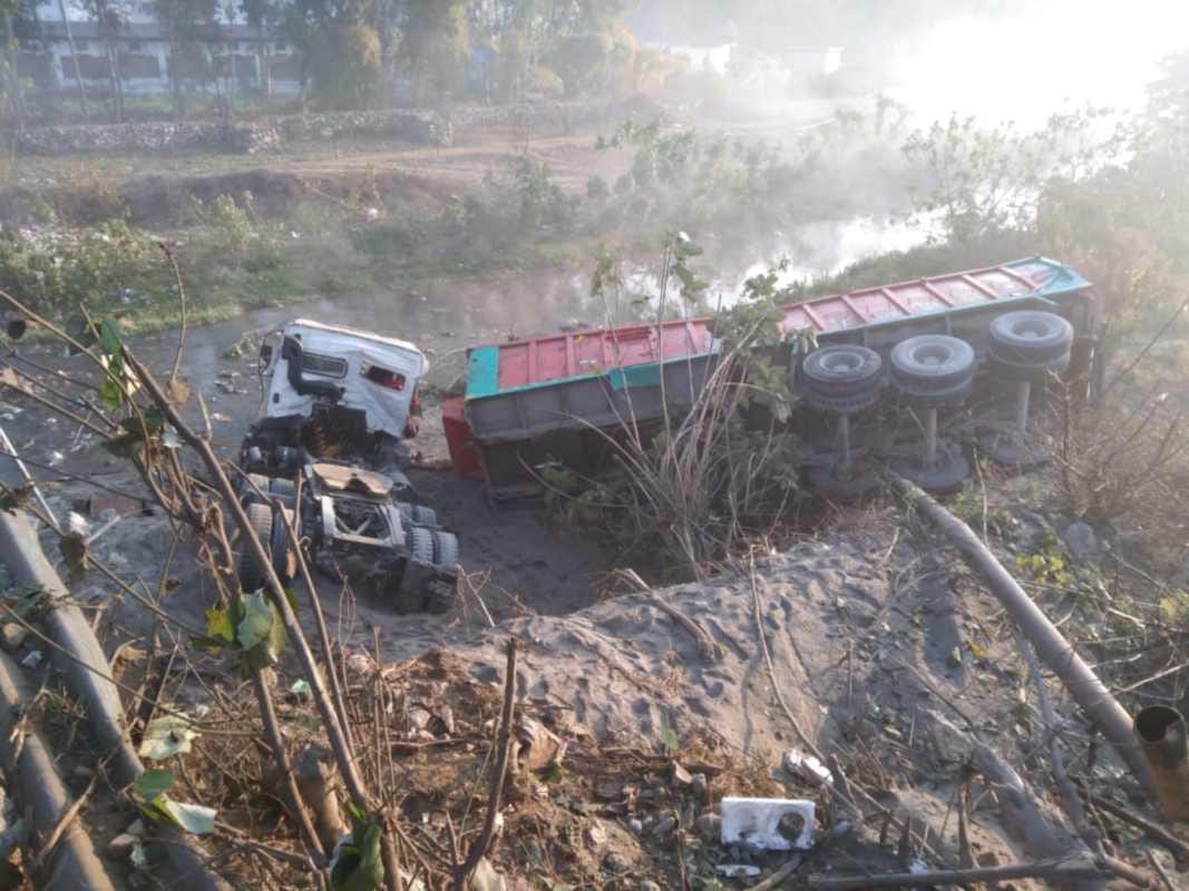 dehradun news : bridge collapse in shimla bypass, truck damaged