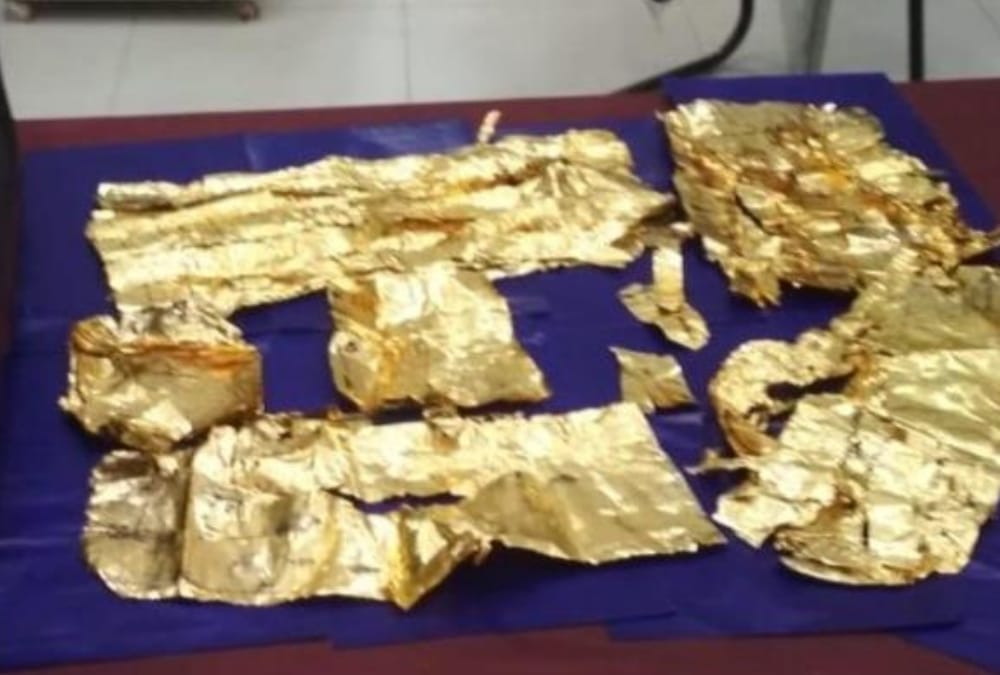 38 lakh rupees gold get caught on Lucknow airport.
