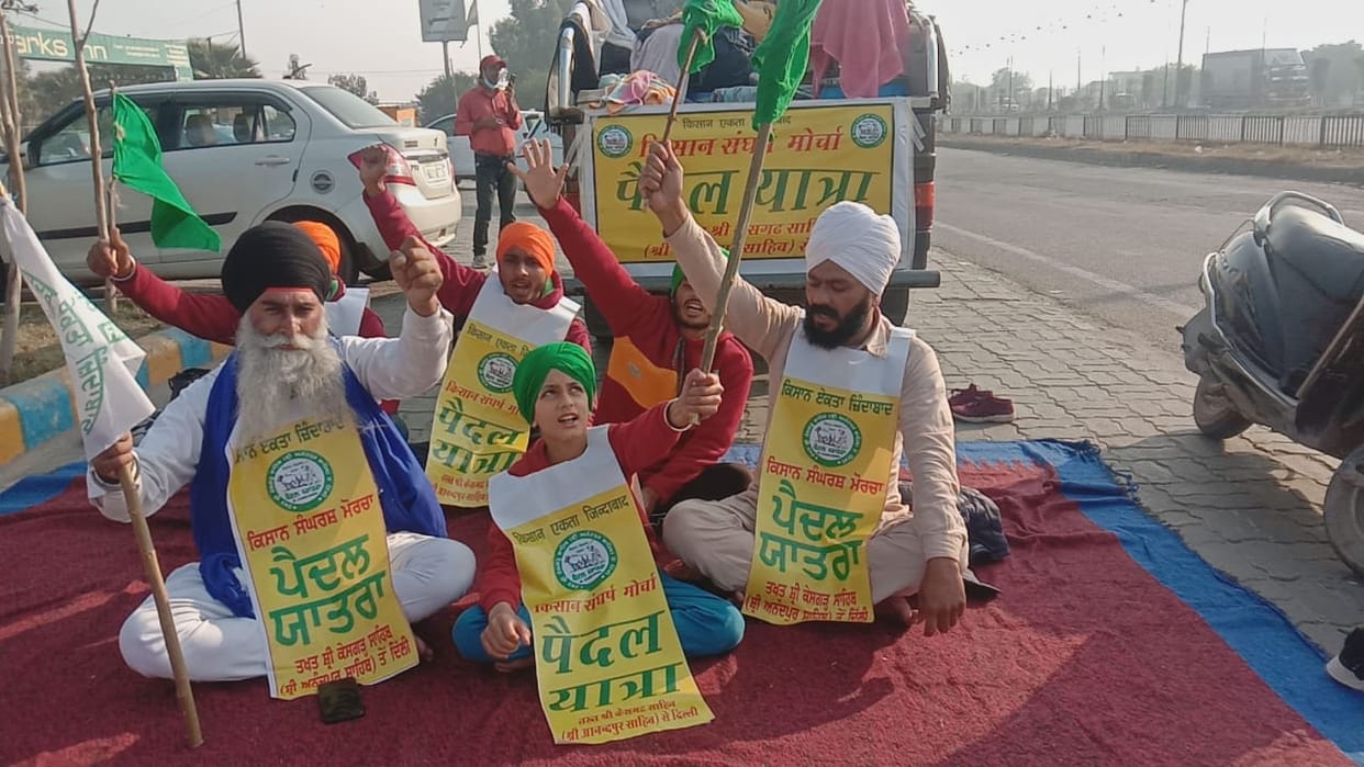32 people left Delhi on foot from Anandpur Sahib, 12 deteriorated health
