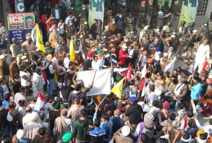 किसान आंदोलन:टोहाना में विधायक का कार्यालय घेरते किसान।