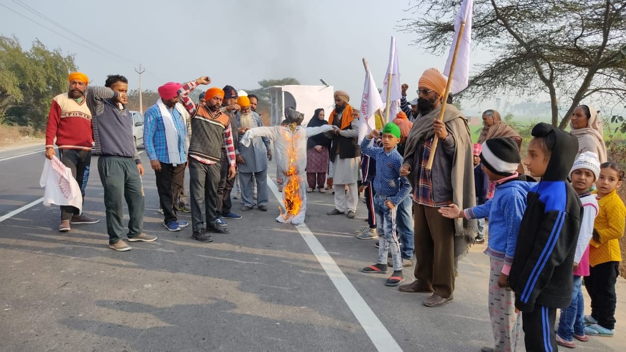 Farmers burnt effigy of UP CM Yogi in Firozpur