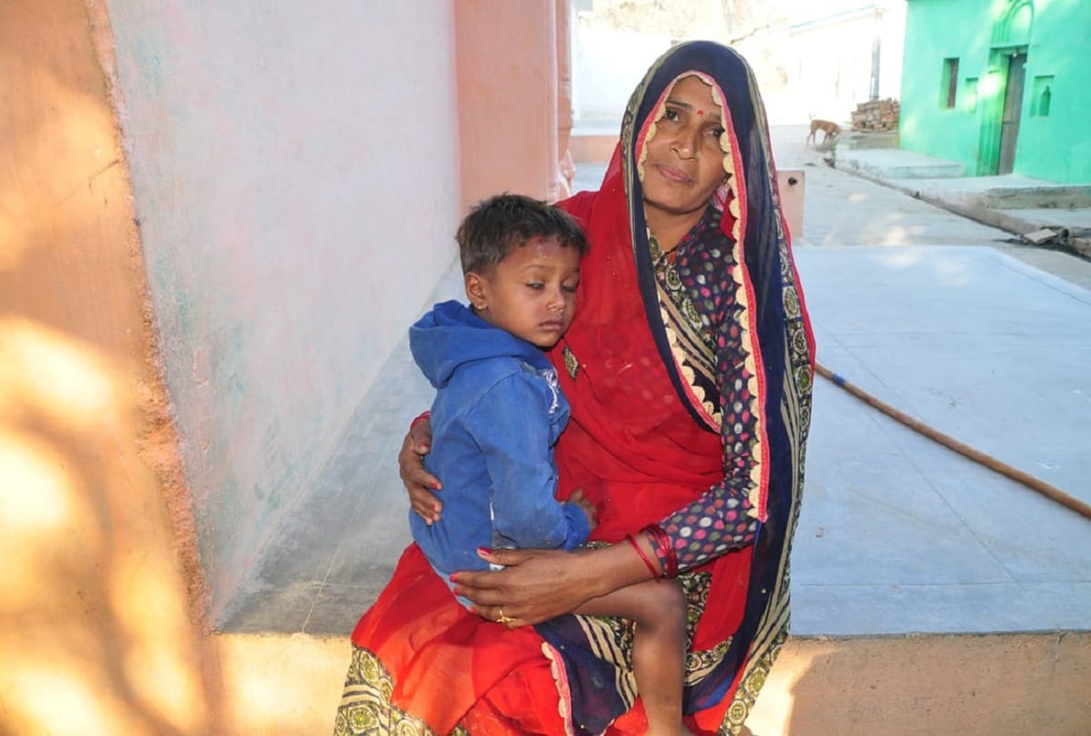 लक्ष्मनपुरा गांव की ममता अपने बेटे पंकज के कुपोषित होने की वजह से शरीर दुबला होने और उम्र के हिसाब से कद न बढ़ने से चिंतिंत हैं