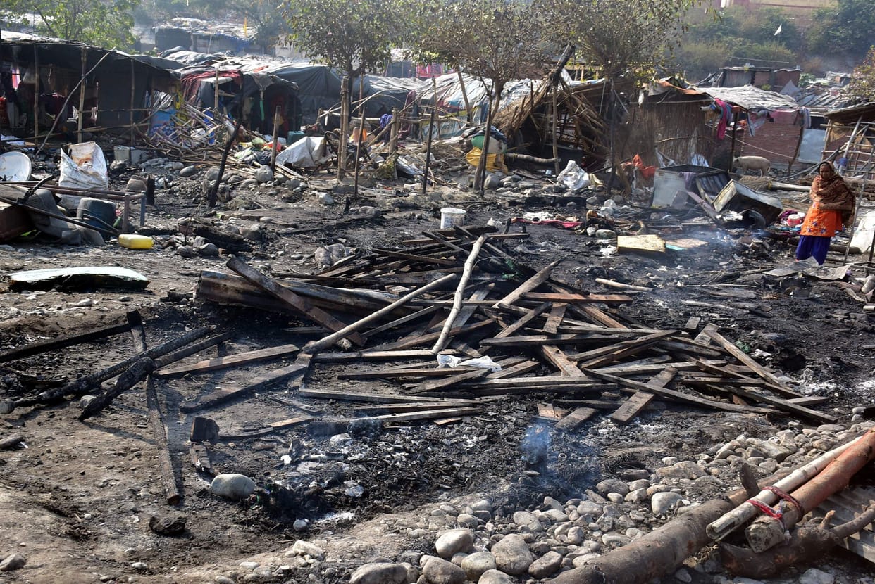 10 huts burned down in Jawaharnagar, three children narrowly escaped, suspect smack drinkers