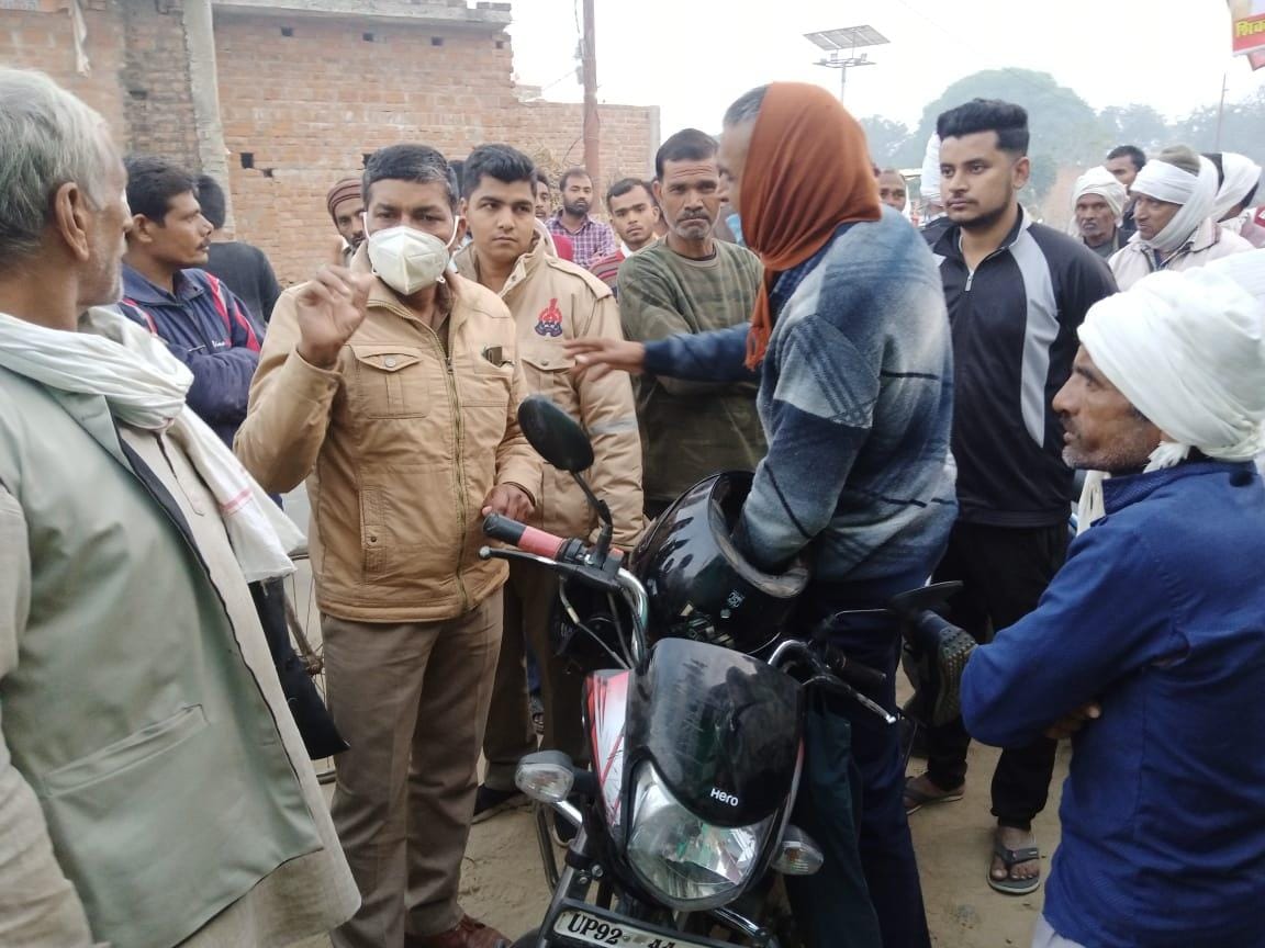 Uproar of farmers due to non-availability of fertilizer, jammed