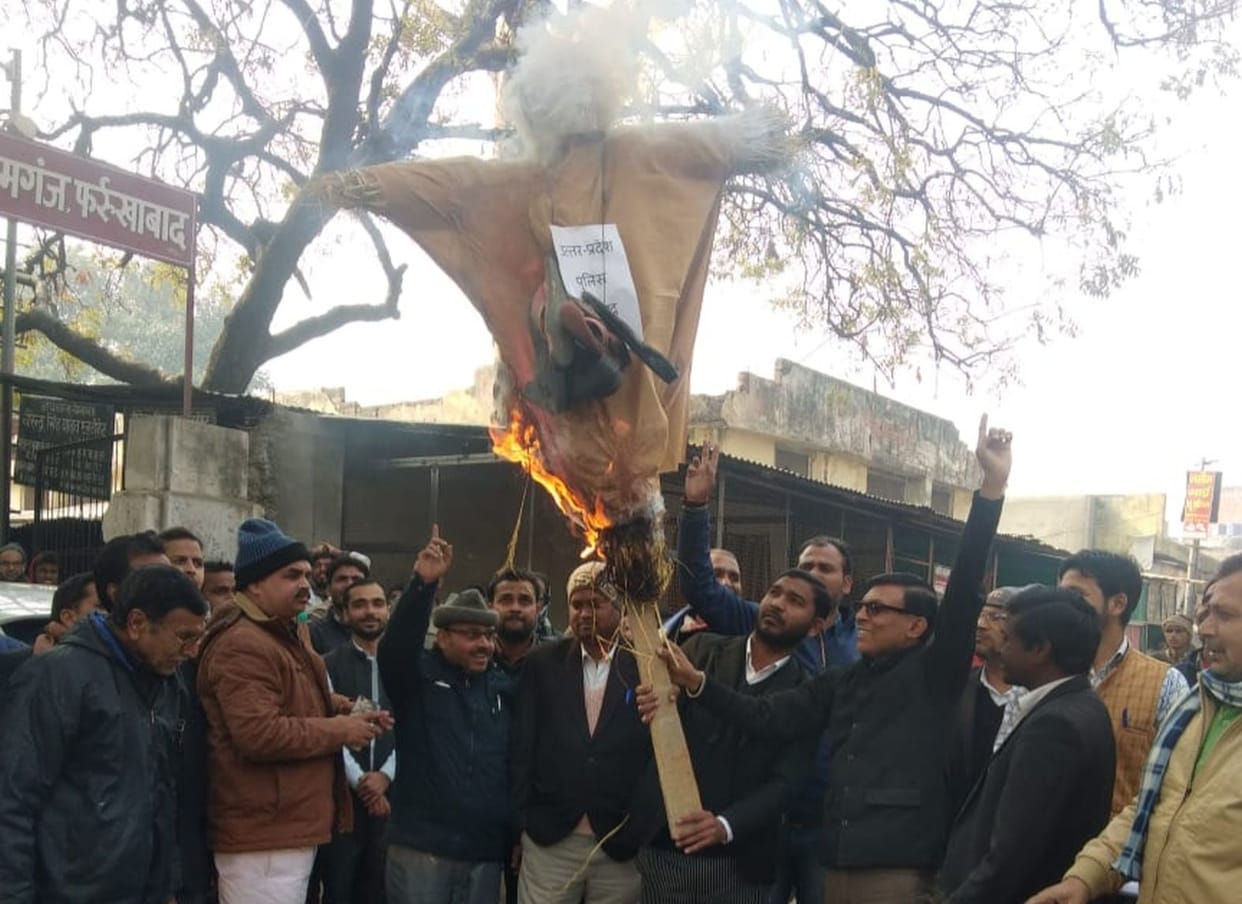 Lawyers burnt effigy by shouting slogans