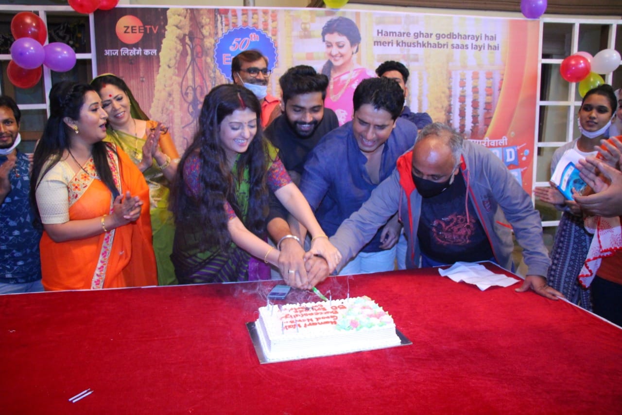 Zee TV new show Apna Time Bhi Aayega and Hamari Wali Good News has complete 50 episodes amar ujala organized Consumer Connect activities for these shows