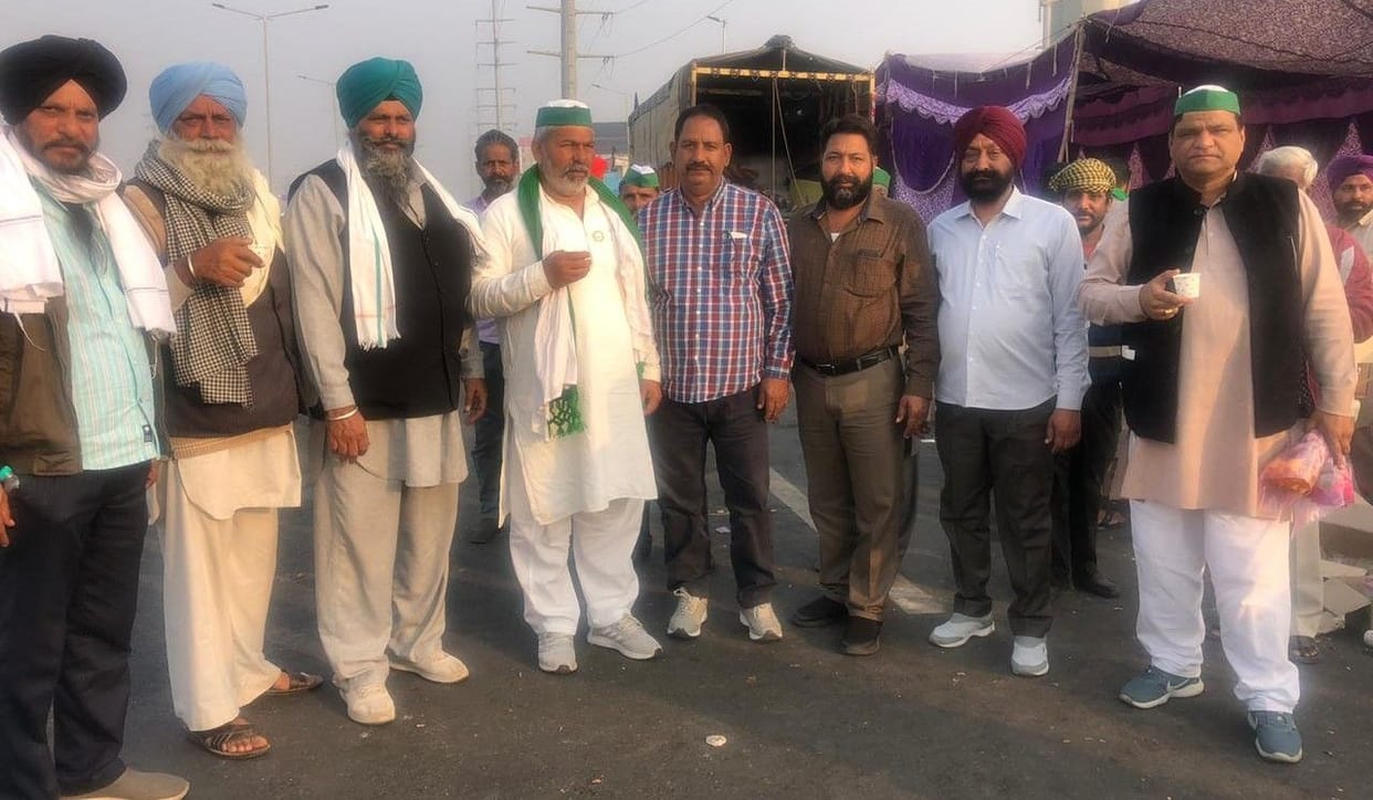 Farmers Protest, Appeal to PM With Blooded Ink