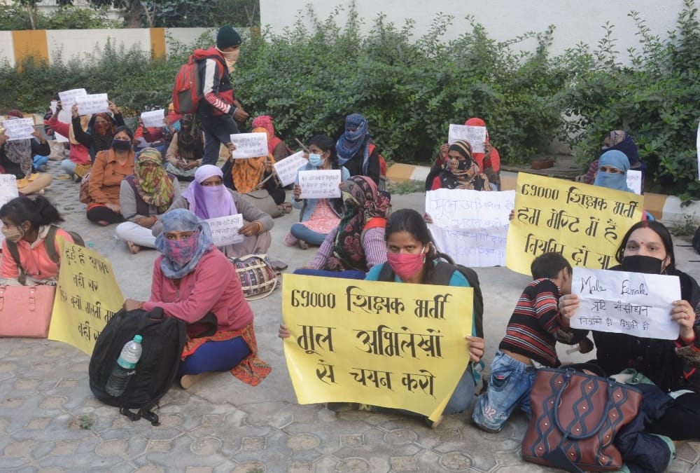 Two applicants fall ill protesting to join teachers recruitment.