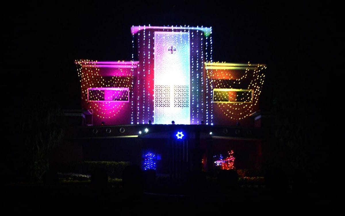Christmas 2020: tonight will be the birth of Lord Jesus in church adorns banaras church special prayer will be done to end Corona