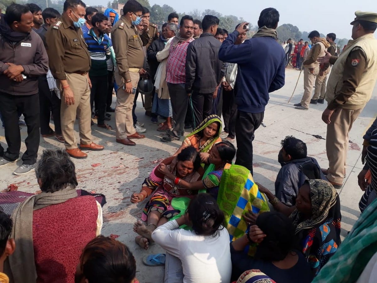 Youth killed on spot due to vehicle collision family jammed road dead body on road in varanasi
