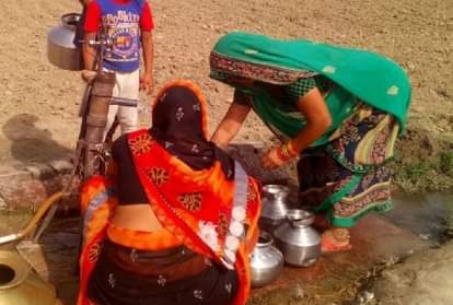 नल से पानी से भरतीं महिलाएं (फाइल)