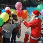 सेंटा ने बच्चों को गुब्बारे बांटे