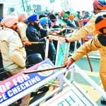 पूर्व मंत्री मनोरंजन कालिया के घर के बाहर प्रदर्शन कर रहे किसानों के साथ पुलिस की धक्कामुक्की।