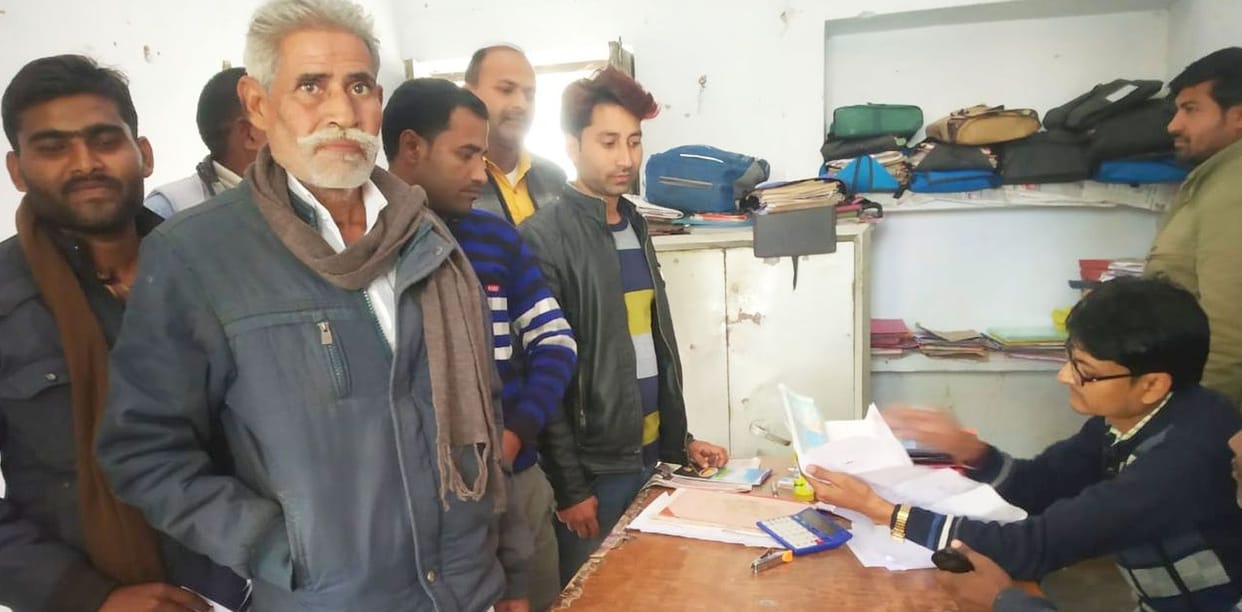 bhugataan karaane ke lie jugaad lagaate rahe pradhaan