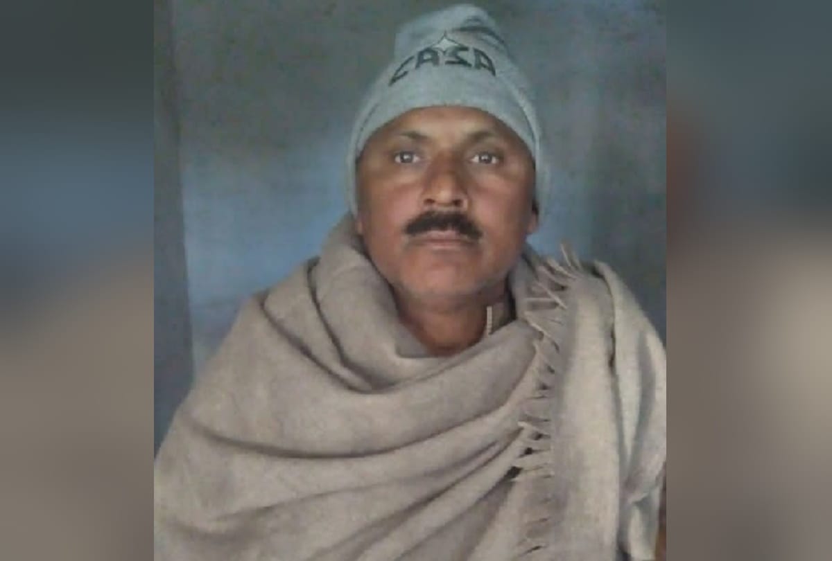 gangster smuggler and deoria constable Ramanand Yadav arrested in gorakhpur
