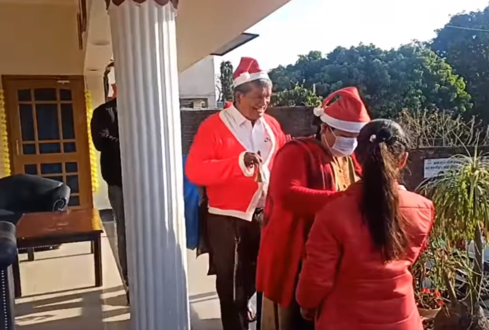 Merry Christmas 2020: Uttarakhand Former CM Harish Rawat Poses Santa Claus and Gives Gifts To children