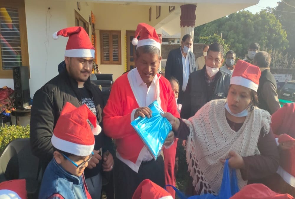 Merry Christmas 2020: Uttarakhand Former CM Harish Rawat Poses Santa Claus and Gives Gifts To children