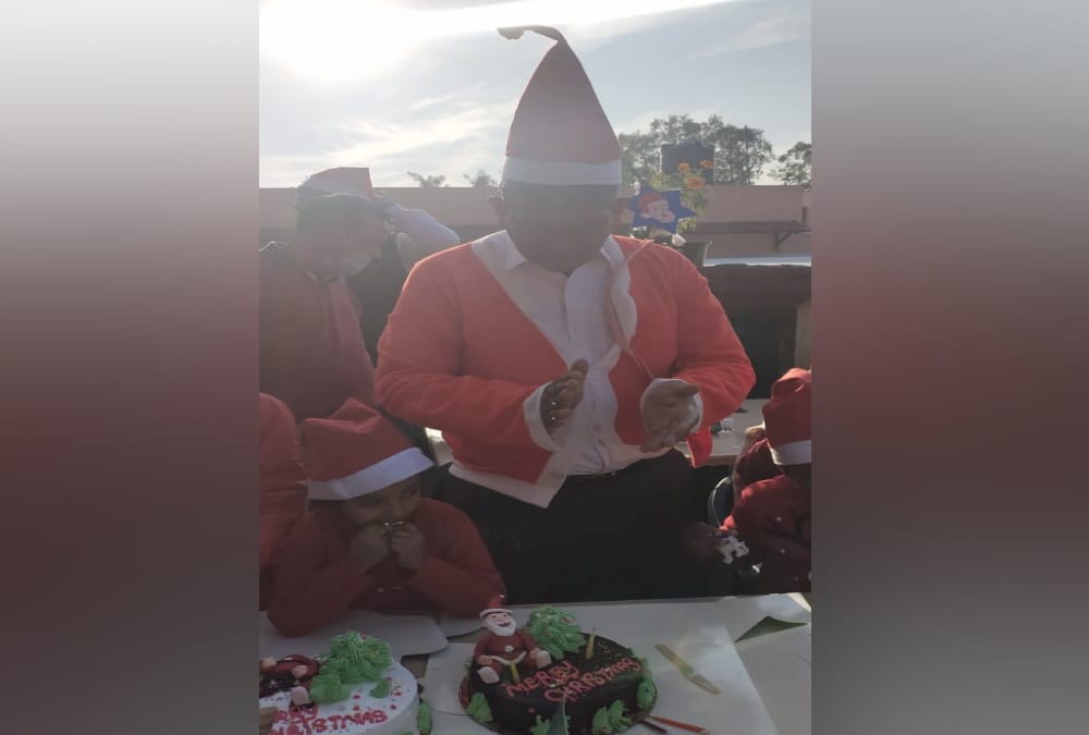 Merry Christmas 2020: Uttarakhand Former CM Harish Rawat Poses Santa Claus and Gives Gifts To children