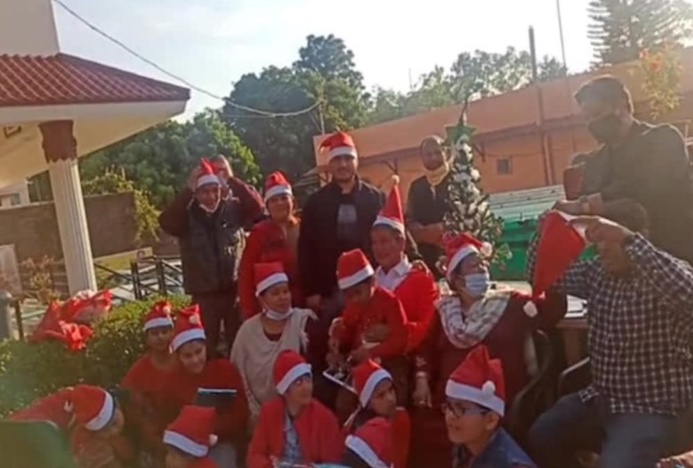 Merry Christmas 2020: Uttarakhand Former CM Harish Rawat Poses Santa Claus and Gives Gifts To children
