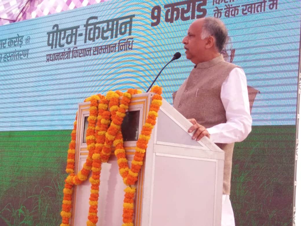 farmers listening to PM Modi in 'Kisan Samvad program' on 8 blocks of Varanasi