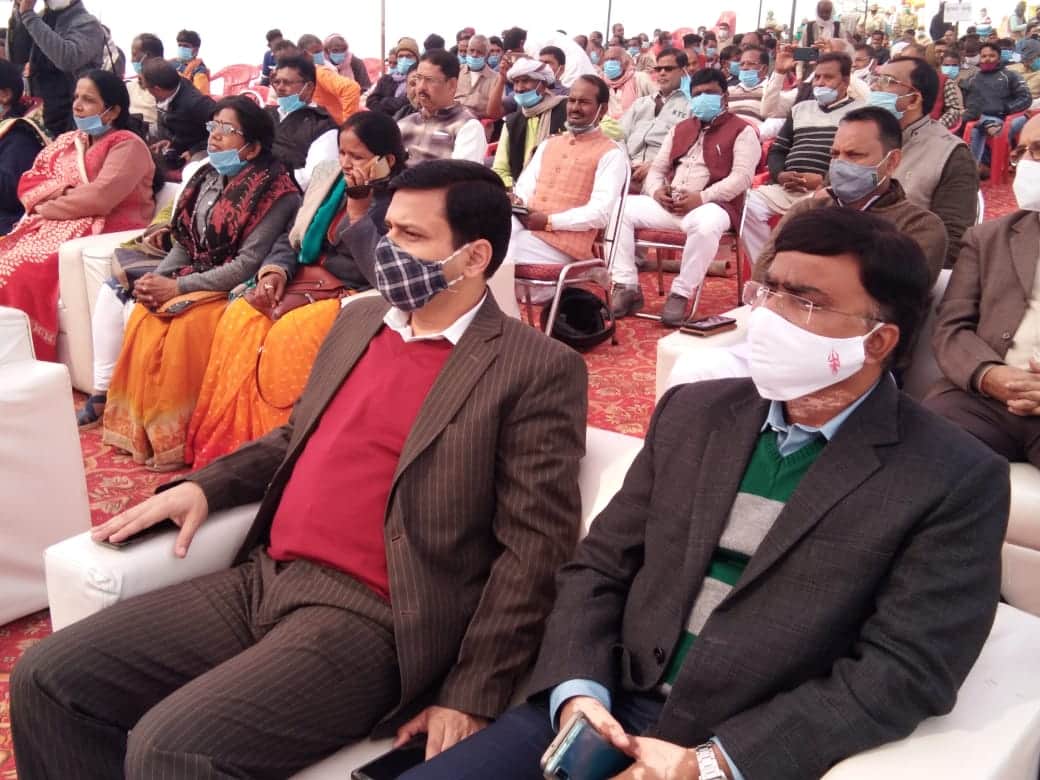 farmers listening to PM Modi in 'Kisan Samvad program' on 8 blocks of Varanasi