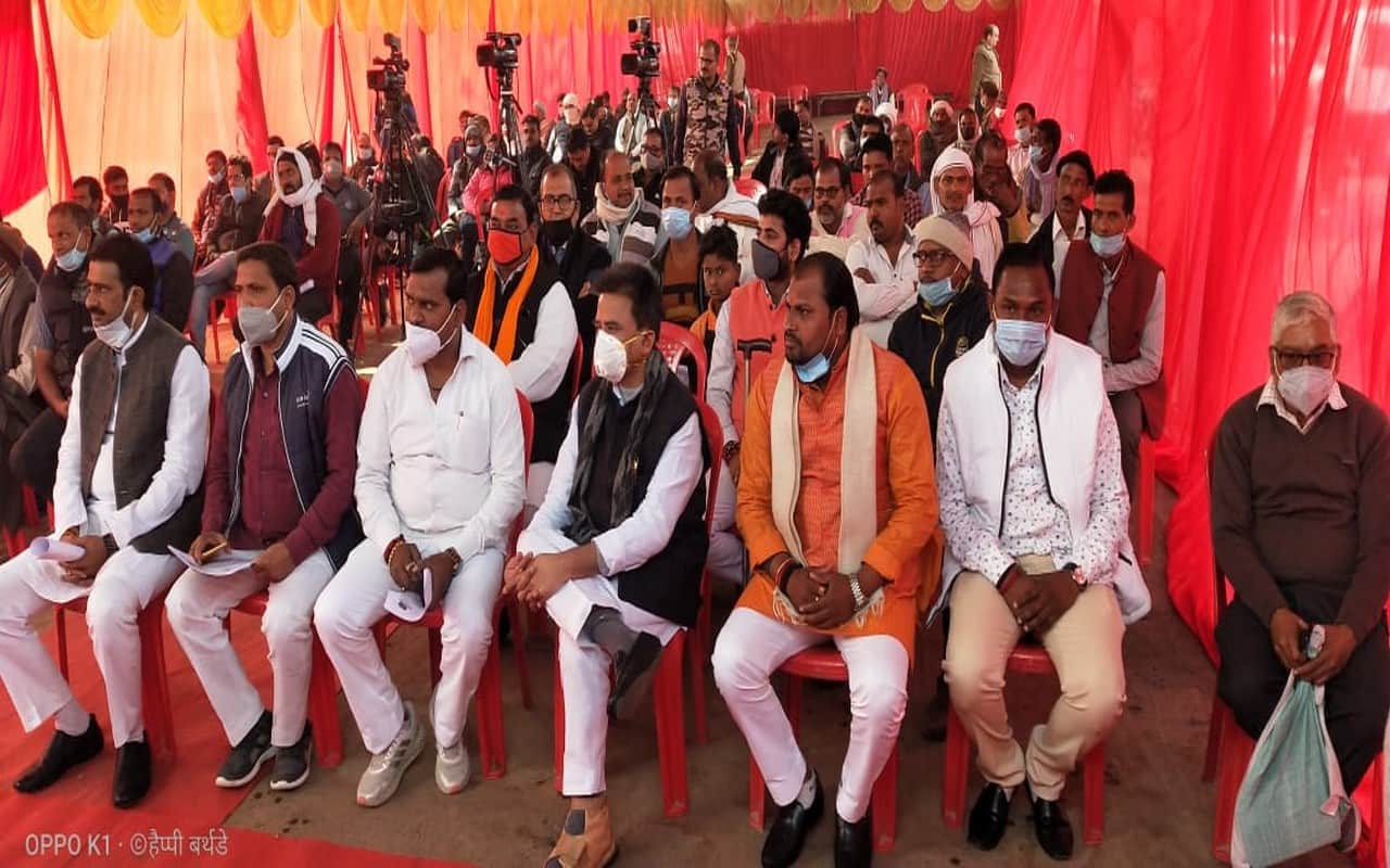 farmers listening to PM Modi in 'Kisan Samvad program' on 8 blocks of Varanasi