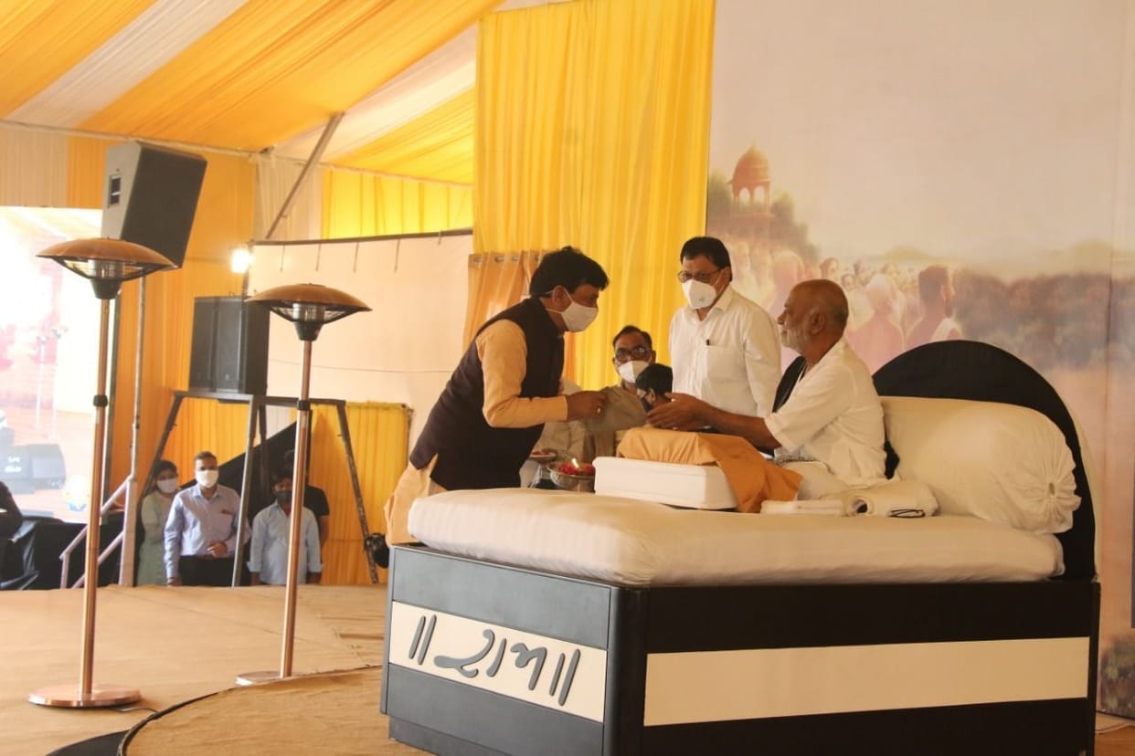 Minister of State Kapil Dev Agarwal arrived in the story of Morari Bapu