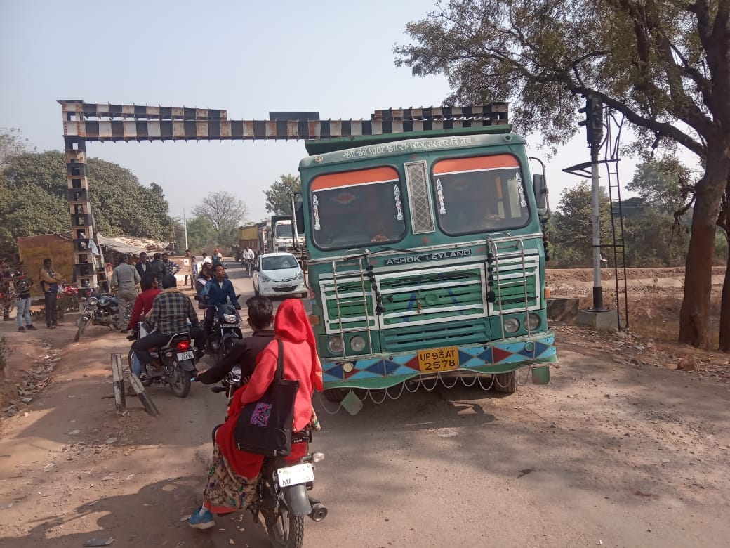 3 hour road jammed by truck