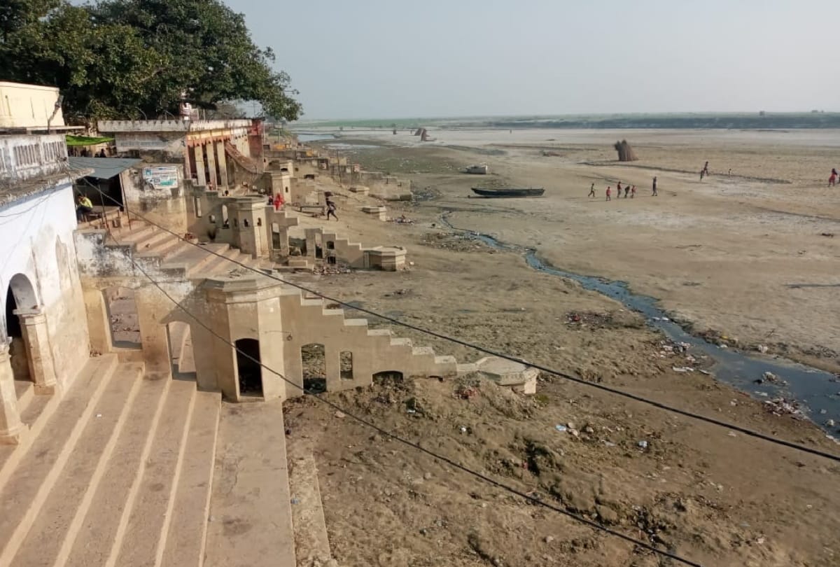 Saryu river started flowing from ghats about 500 meters away Due to not cleaning of silt