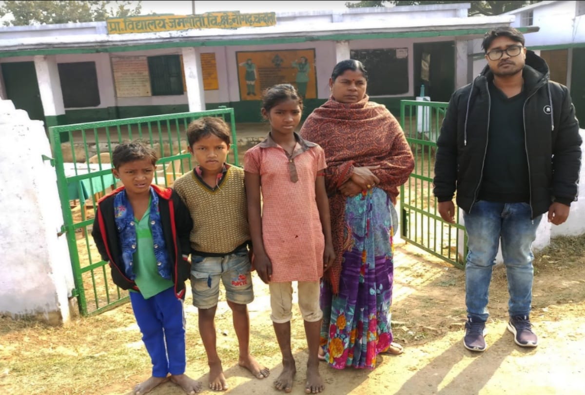 चंदौली जिले के नौगढ़ में कभी नक्सलप्रभावित रहे जमसोती गांव में अब शिक्षा की अलख जगाने वाले शिक्षक बच्चों के साथ।