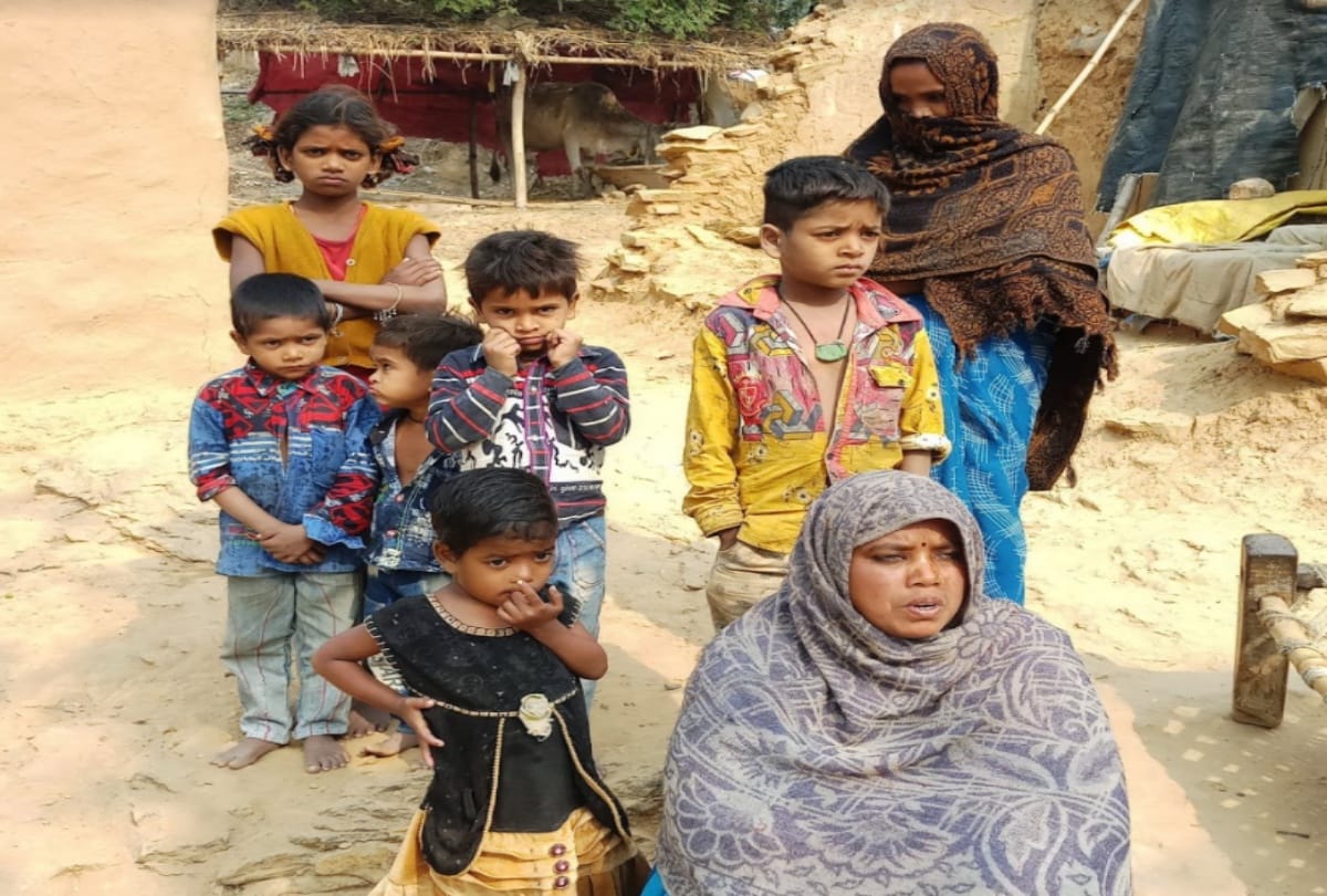 चंदौली जिले के मुजफ्फरपुर में बच्चों के साथ मां। तीन महीने से कोई भी लाभ नहीं मिला।