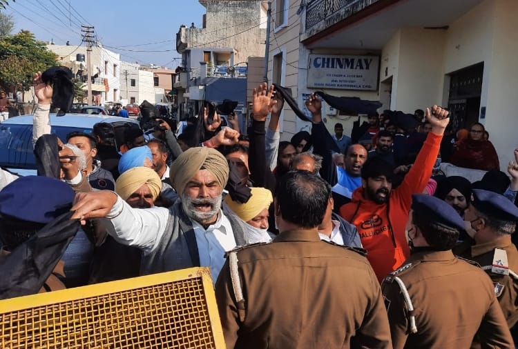 Farmers protested against Pradhan Mantri Kisan Samman Nidhi function in chandigarh