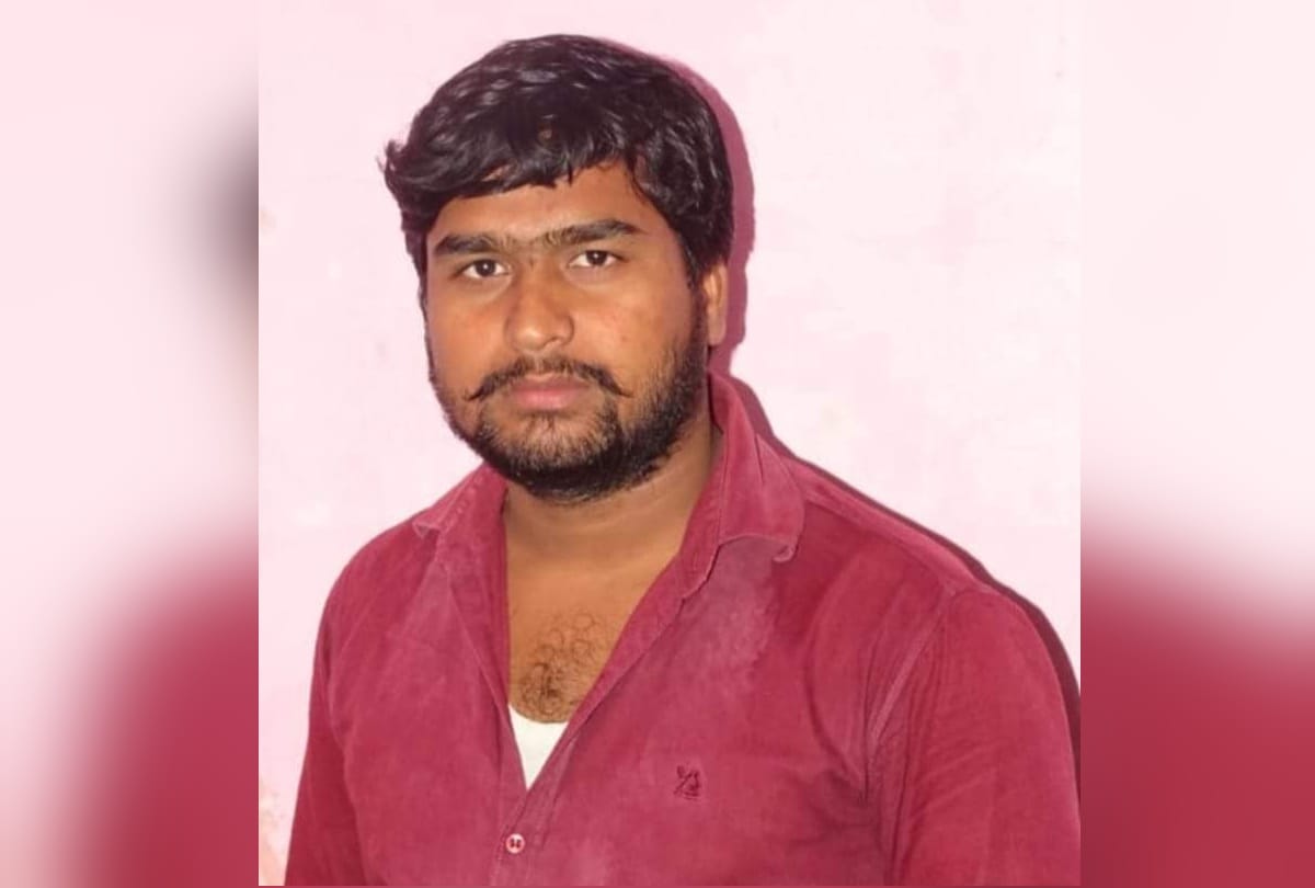 boy died in road accident during going with friends from bike at deoria