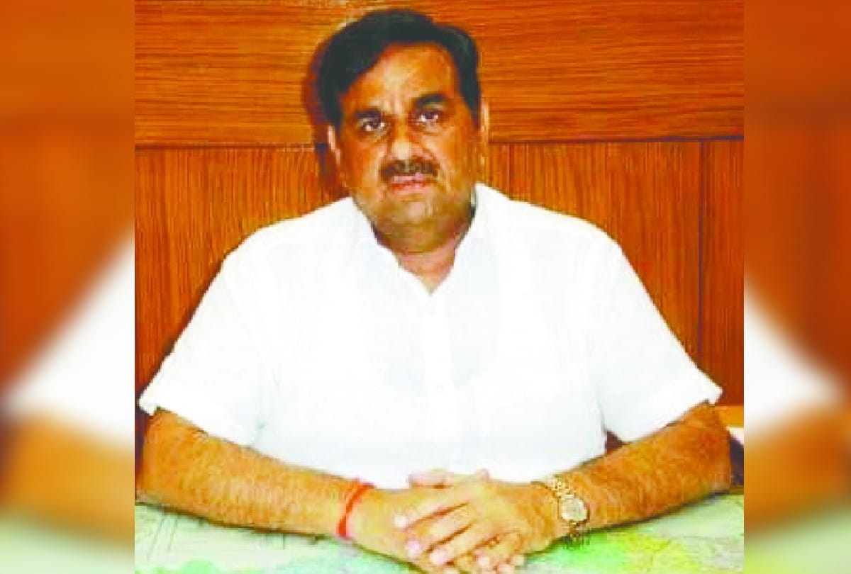 Chief Minister Honored Mathura DM For Burning Stubble In District